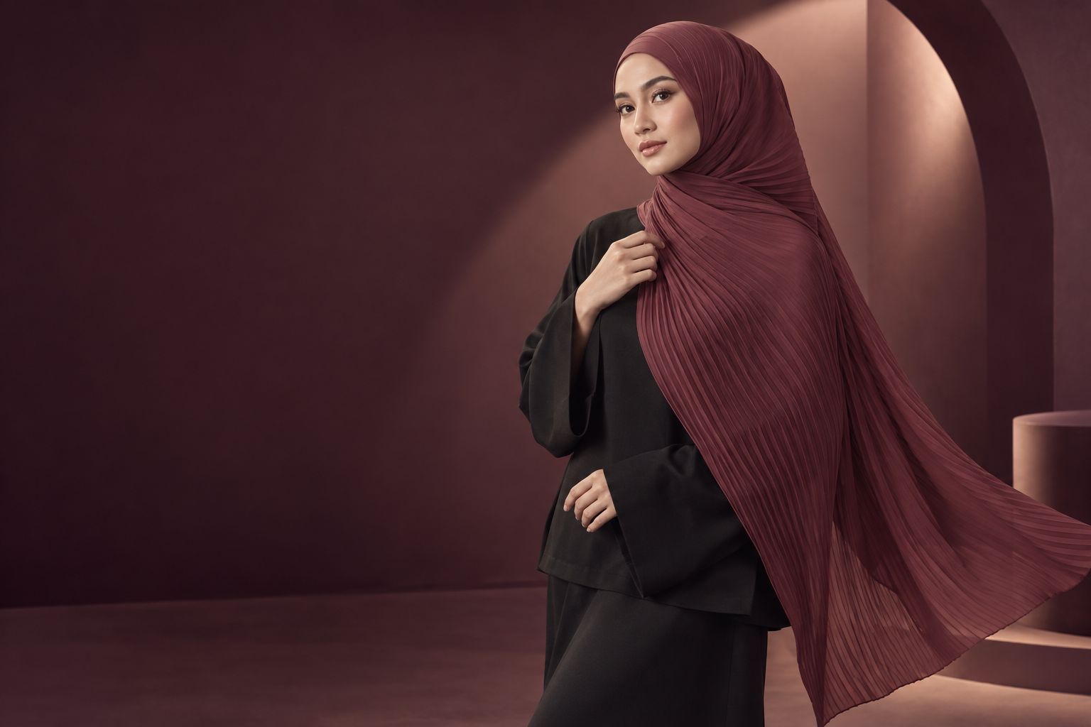 Model memakai pleated shawl rona burgundy